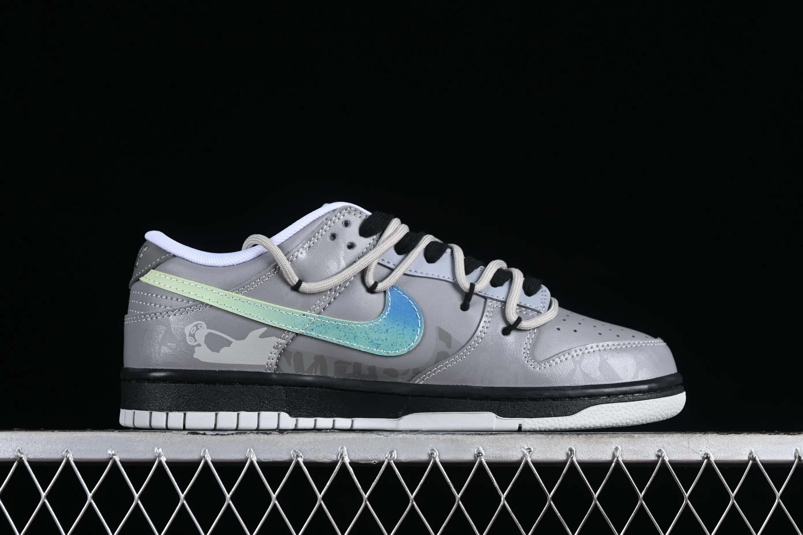 All Categories Nk SB Dunk Series Nk SB Dunk Low Low-top Sneakers Nk Dunk Low Panda Prank Space Exploration-Alien Threat SB Strap Low-top Casual Sneakers DV0831-101
